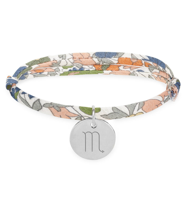 Bijou argenté comprenant une médaille de 15mm sur un lien Liberty lilas.