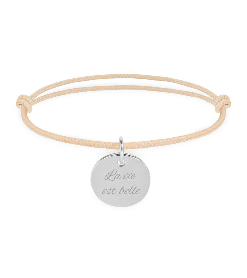 Bracelet en argent, agrémenté d'une médaille de 15mm, personnalisée, et d'un cordon beige.