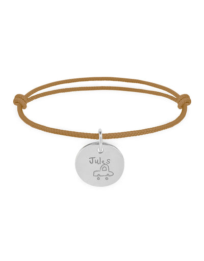Bracelet argenté avec médaille de 15mm, cordon en marron clair, pour un style authentique.