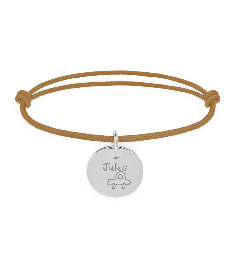 Bracelet argenté avec médaille de 15mm, cordon en marron clair, pour un style authentique.