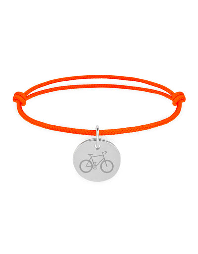 Médaille de 15mm en argent avec bracelet en cordon orange fluo. Une pièce qui attire le regard avec sa touche de luminosité.