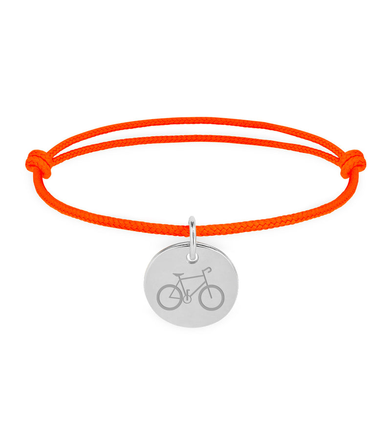 Médaille de 15mm en argent avec bracelet en cordon orange fluo. Une pièce qui attire le regard avec sa touche de luminosité.