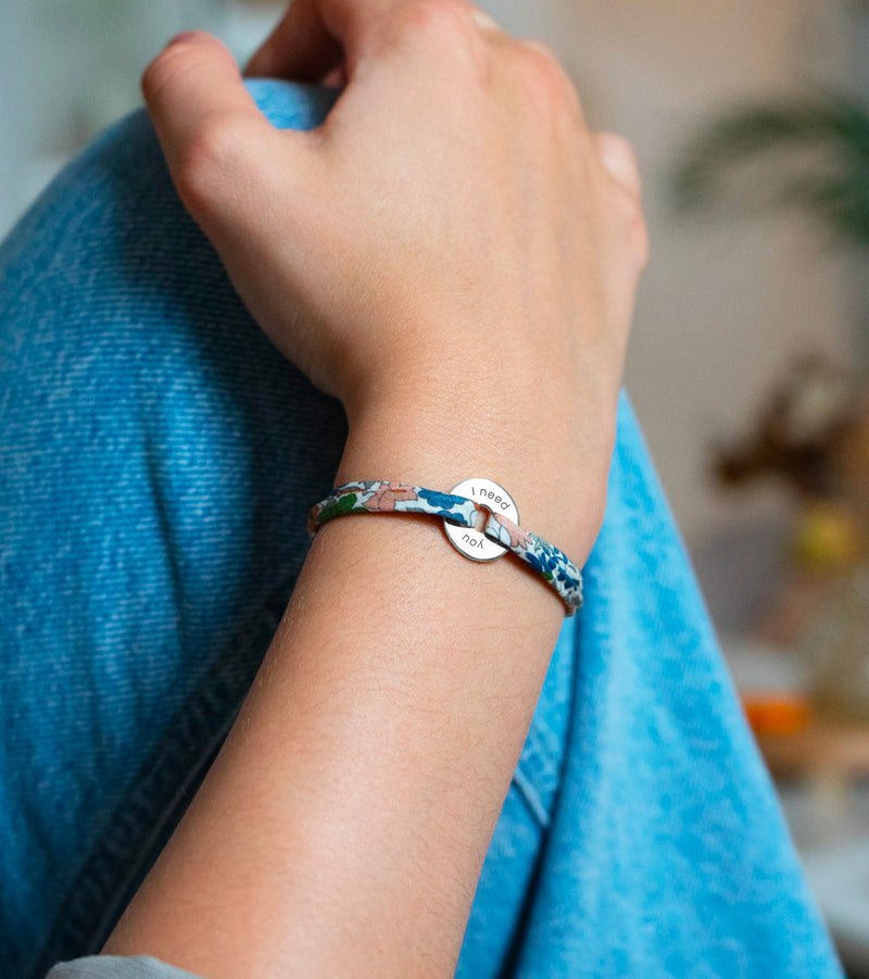Bracelet original, personnalisé de 15mm en argent, lié par un liberty lilas, en forme de cible.