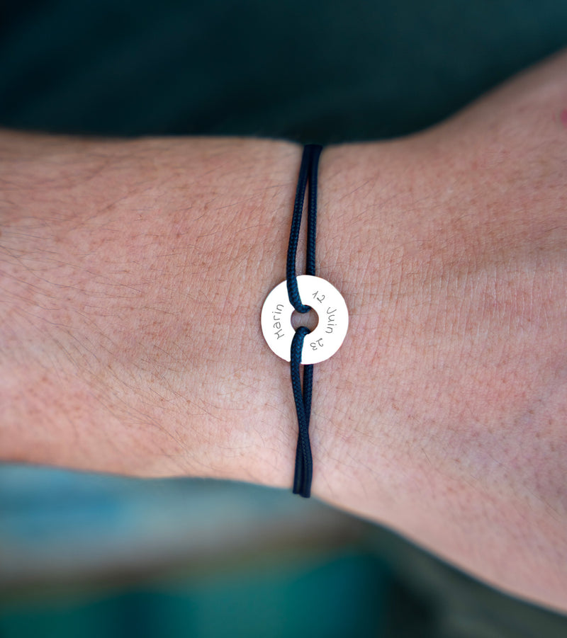 Arborant une forme de cible, ce bracelet de 15mm en argent est personnalisé avec un cordon bleu marine.