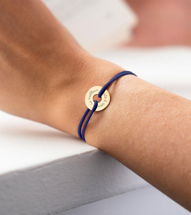 Bracelet personnalisé en 15mm, plaqué or, avec forme cible et cordon bleu marine.