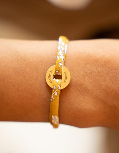 Le liberty Clivia orne ce bracelet personnalisé, en forme de cible, plaqué or 15mm.