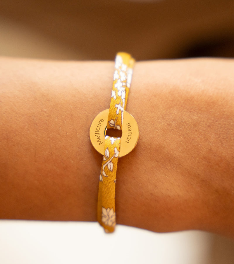 Le liberty Clivia orne ce bracelet personnalisé, en forme de cible, plaqué or 15mm.