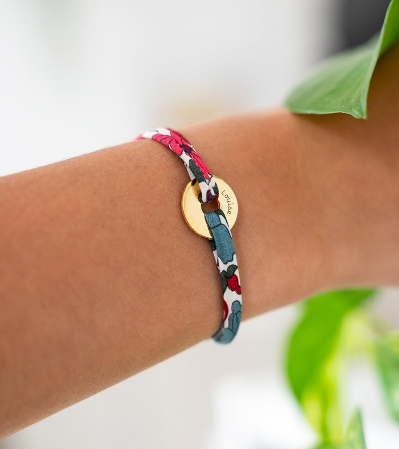 Ce bracelet en forme de cible, avec le liberty Jacinthe, est plaqué or 15mm et personnalisé.