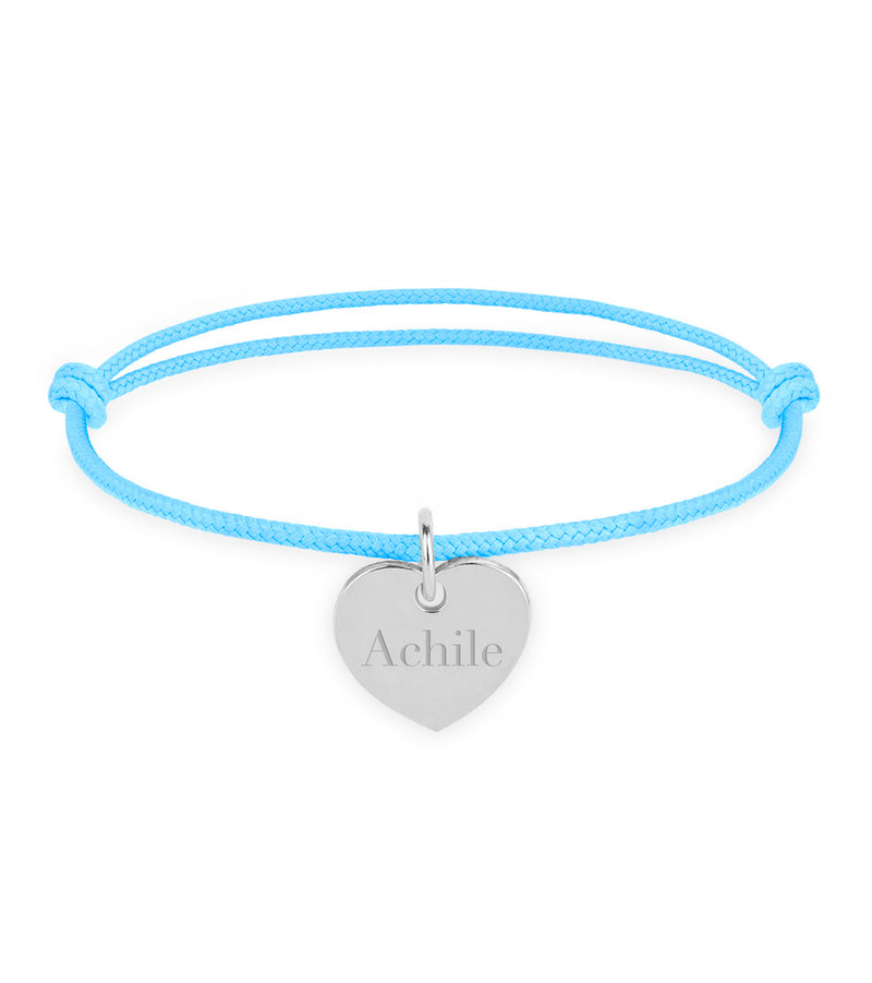 Un bracelet orné d'un cœur argent de 15mm, sur un cordon bleu pastel.
