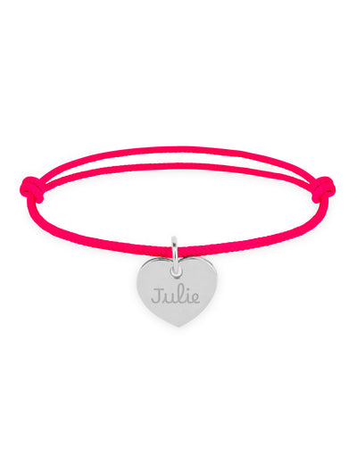 Une image d'un bracelet argenté en forme de cœur avec un cordon rose fuchsia.