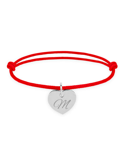 Élégant bracelet argenté en cœur avec cordon rouge, un accessoire charmant.