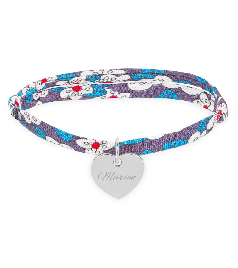 Un bracelet personnalisé, symbole d'amour et d'élégance, avec un cœur argenté de 15mm et un lien Liberty Iris.