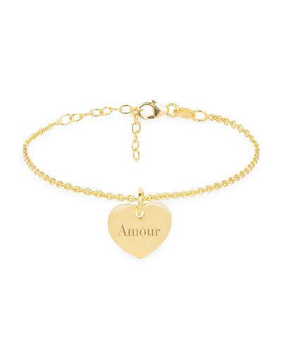 Un bracelet élégant et tendance, agrémenté d'un cœur brillant pour une allure chic.
