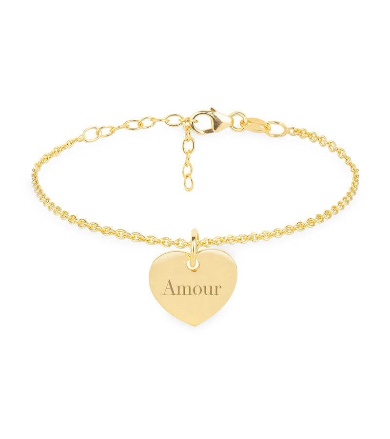 Un bracelet élégant et tendance, agrémenté d'un cœur brillant pour une allure chic.
