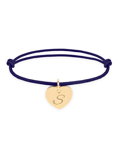 Un bracelet avec un cordon bleu marine et un charmant cœur plaqué or de 15mm.