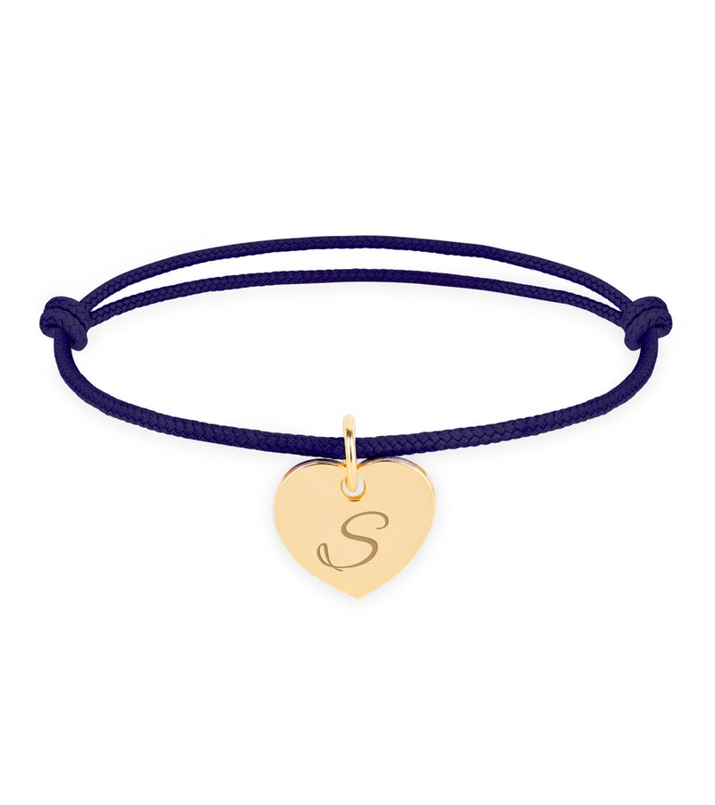 Un bracelet avec un cordon bleu marine et un charmant cœur plaqué or de 15mm.