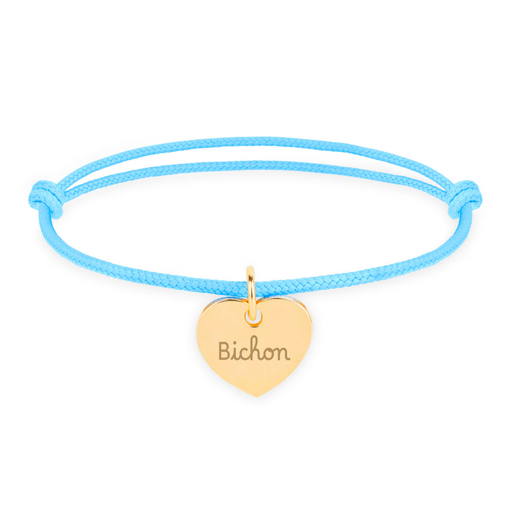 Découvrez ce bracelet exquis, arborant un cœur plaqué or de 15mm, suspendu avec élégance sur un cordon bleu pastel, ajoutant une touche de sophistication à votre style.