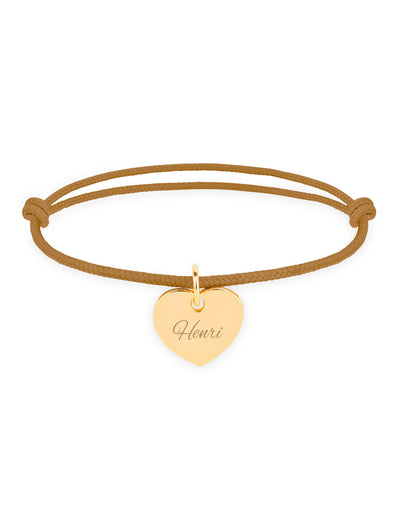 Bracelet avec un cœur en plaqué or de 15mm, entouré d'un cordon marron clair.