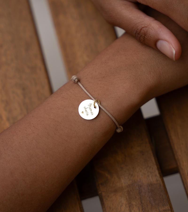 Bracelet plaqué or avec médaille de 15mm sur cordon marron clair, personnalisable.