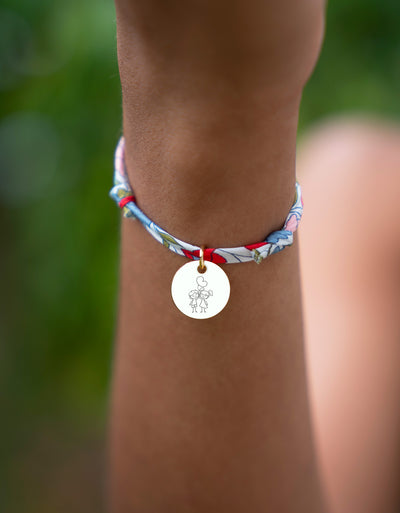 Charmant bracelet personnalisé en plaqué or, avec une médaille de 15mm et un élégant lien Liberty Hortensia.