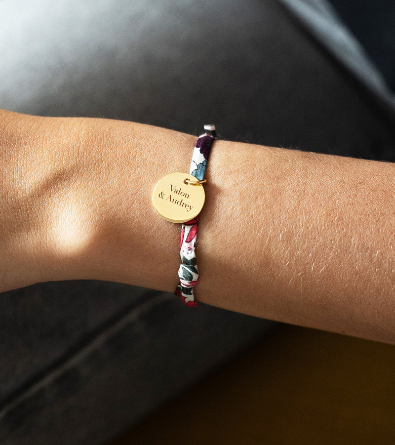 Sublimez votre poignet avec ce Bracelet Personnalisé Médaille 15mm Plaqué Or, agrémenté d'une charmante médaille. Le lien Liberty Jacinthe apporte une note de fraîcheur à votre look.
