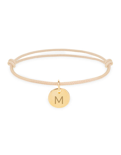 Médaille plaquée or 10mm sur un cordon beige, un bracelet personnalisé pour une touche de luxe.