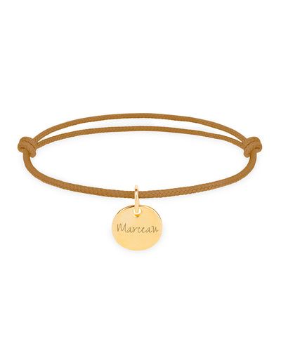 Bracelet 10mm plaqué or avec médaille gravée sur cordon marron clair