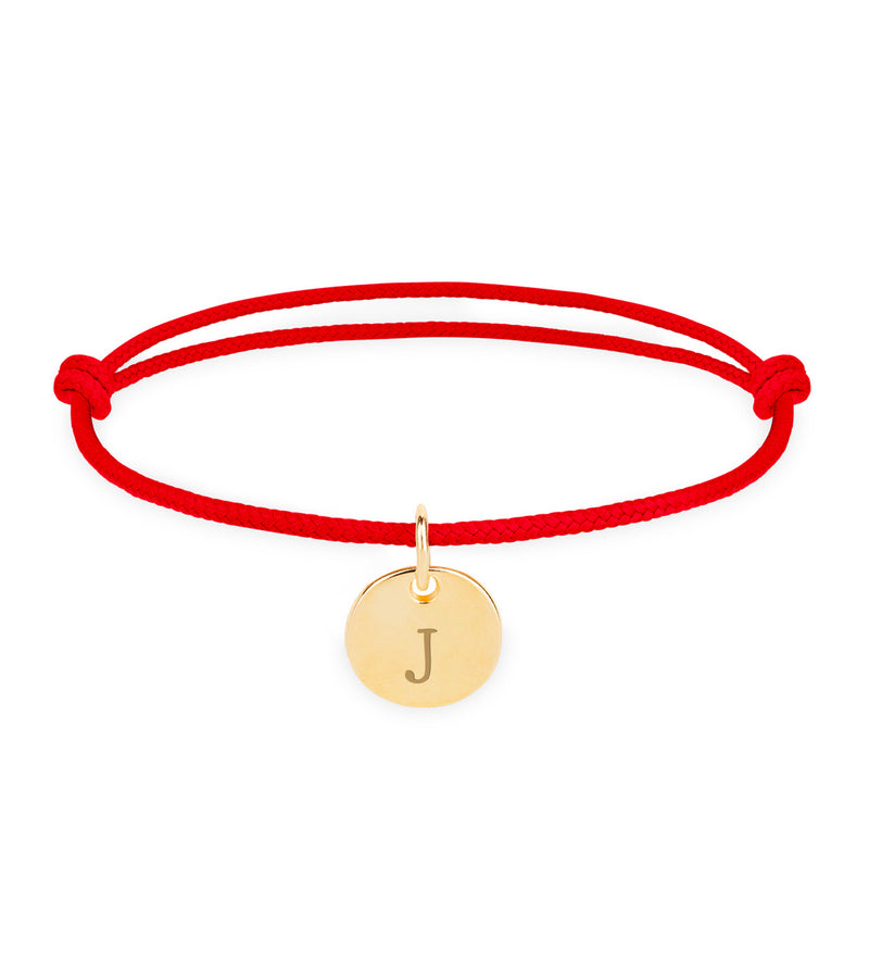 Un élégant bracelet personnalisé avec une médaille en plaqué or de 10mm et un cordon rouge, pour une touche de style unique.