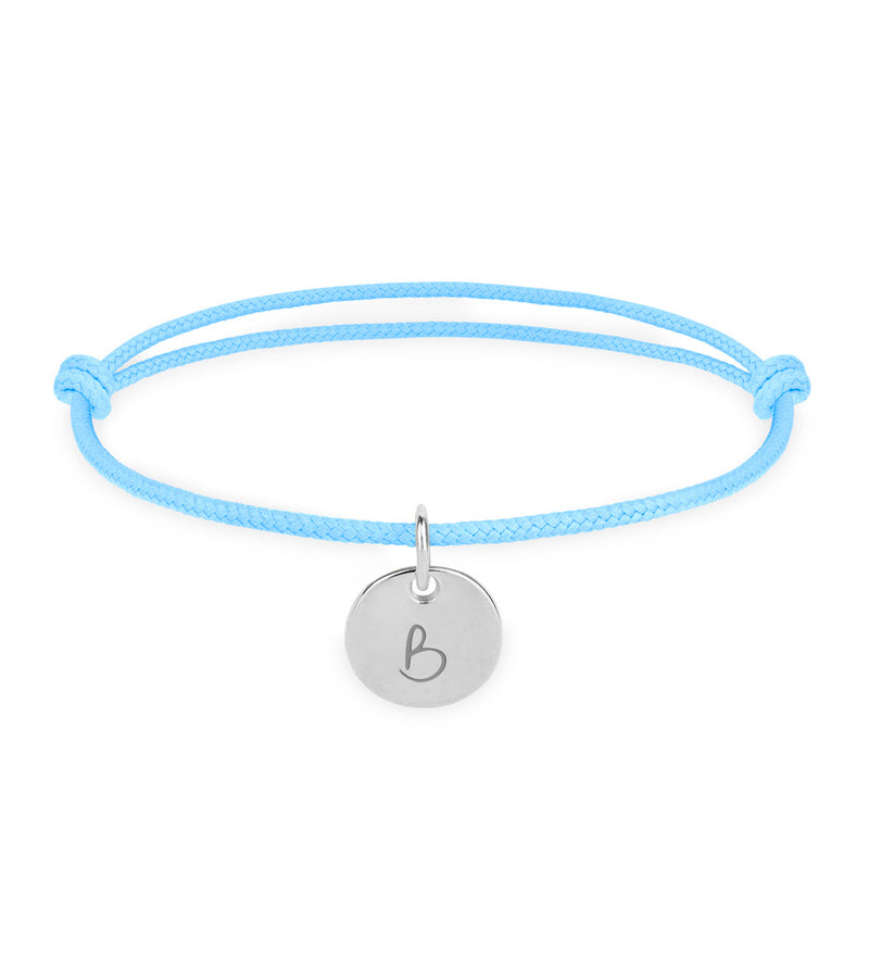 Un bracelet personnalisé, avec une médaille de 10mm en argent sur un cordon bleu pastel.