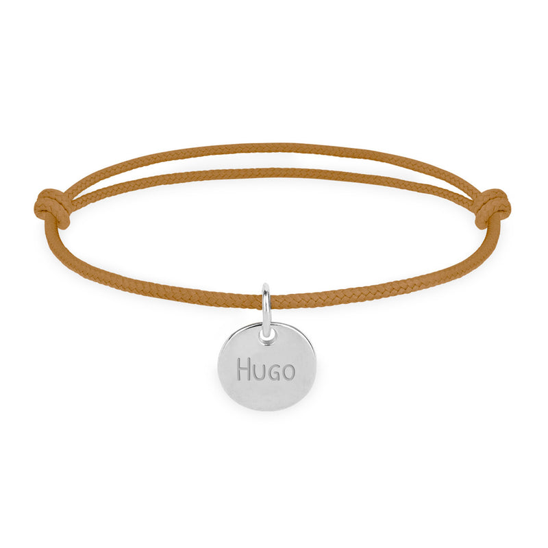 Bracelet en argent 10mm avec médaille personnalisée et cordon marron clair, un accessoire élégant et unique pour votre style.