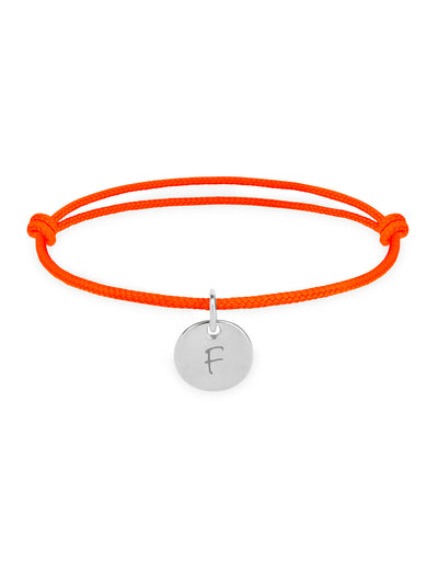 Un bracelet personnalisé avec une médaille argentée de 10mm et un cordon orange fluo.
