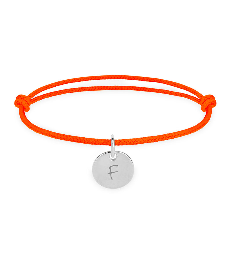 Un bracelet personnalisé avec une médaille argentée de 10mm et un cordon orange fluo.