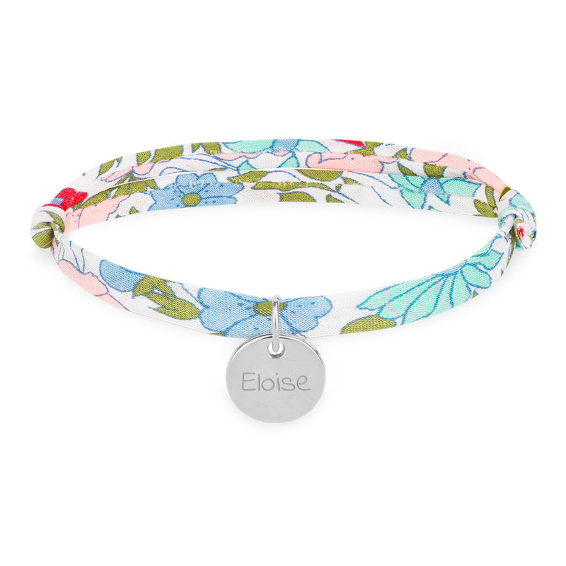 Un bracelet argenté avec une médaille de 10mm et un lien Liberty Hortensia.