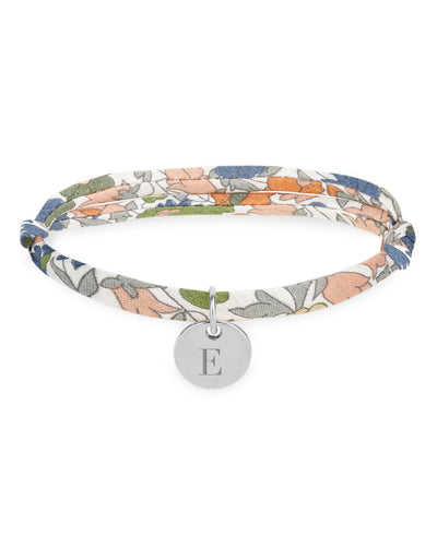 Un bracelet argenté avec une médaille de 10mm, orné d'un élégant Liberty Lilas.