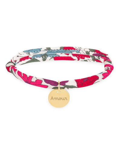 Un bracelet en Liberty Jacinthe avec une médaille plaquée or de 10mm, pour une touche de chic et d'élégance.