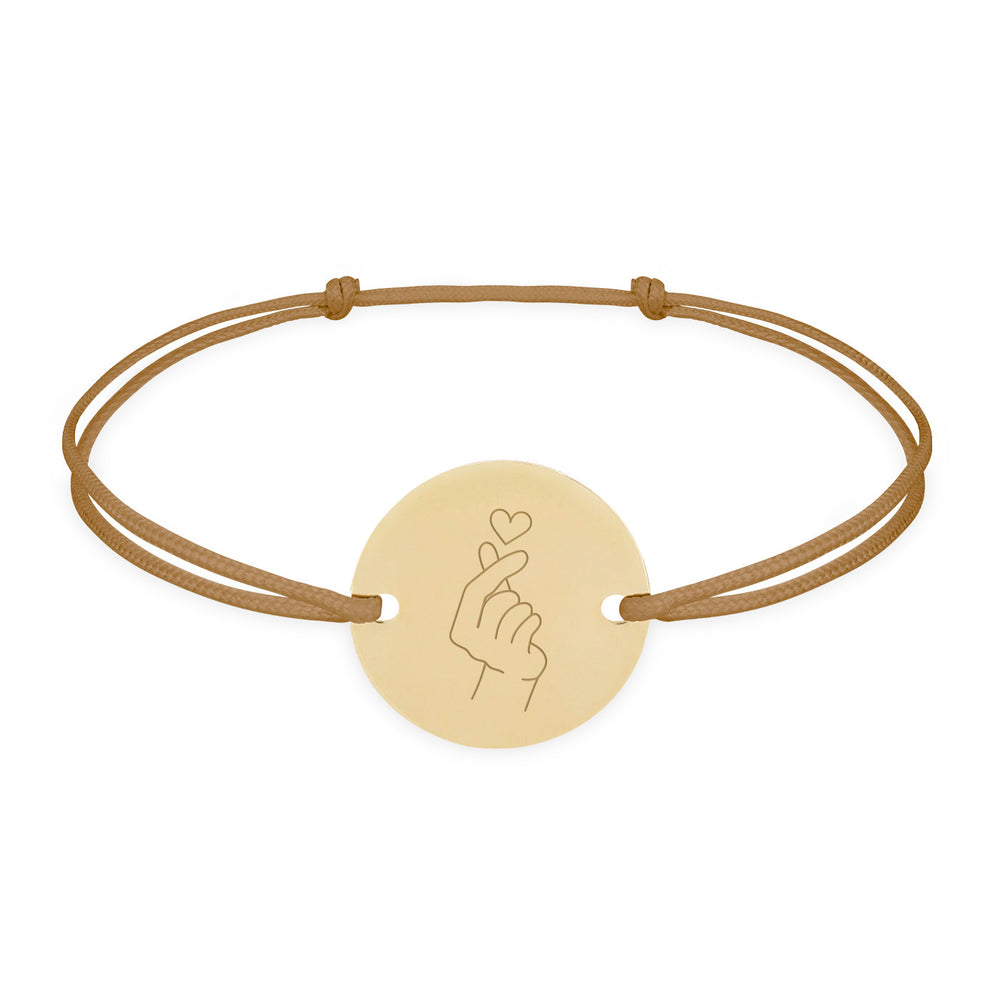 Bracelet personnalisé avec une médaille de 15mm, plaqué or, et deux trous, accompagné d'un cordon marron clair.
