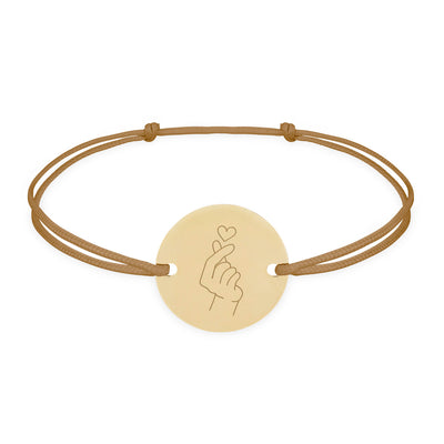 Bracelet personnalisé avec une médaille de 15mm, plaqué or, et deux trous, accompagné d'un cordon marron clair.