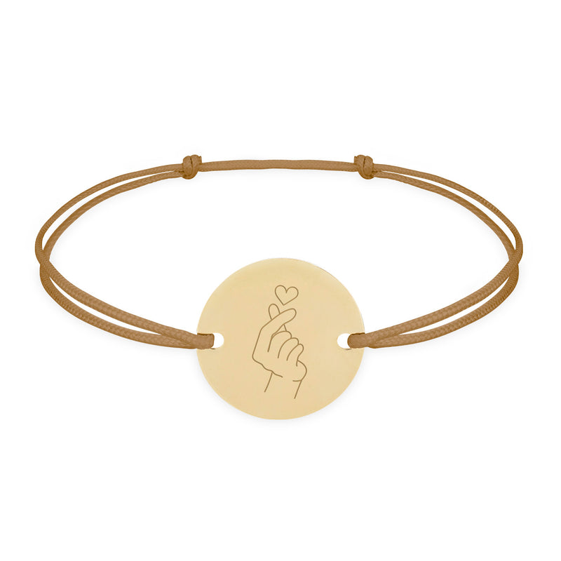 Bracelet personnalisé avec une médaille de 15mm, plaqué or, et deux trous, accompagné d'un cordon marron clair.