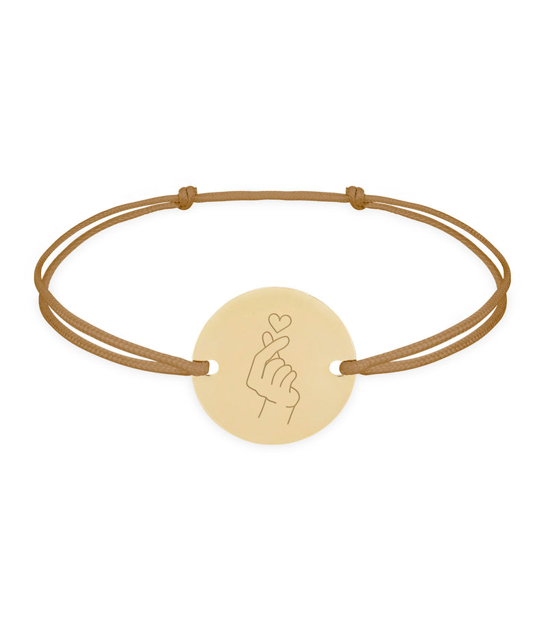 Bracelet personnalisé avec une médaille de 15mm, plaqué or, et deux trous, accompagné d'un cordon marron clair.