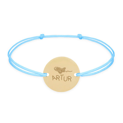 Un bracelet personnalisé avec médaille de 15mm, deux trous, en plaqué or, et cordon bleu pastel.