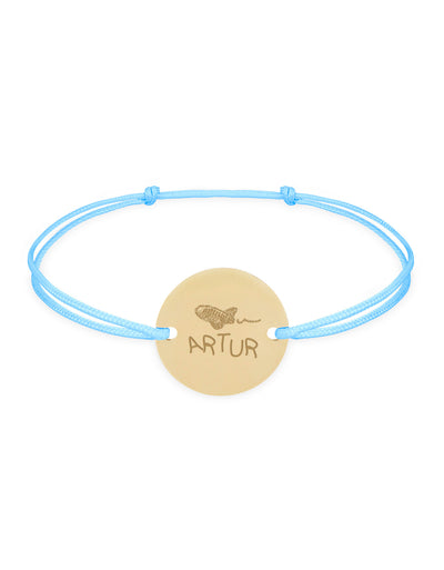 Un bracelet personnalisé avec médaille de 15mm, deux trous, en plaqué or, et cordon bleu pastel.