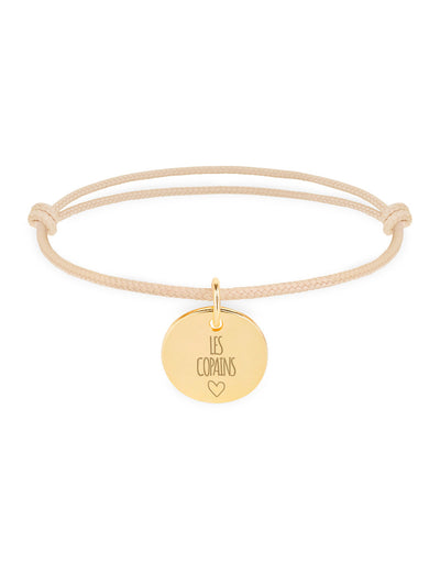 Portez votre style avec ce Bracelet Personnalisé Médaille 15mm Plaqué Or sur Cordon Beige.