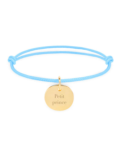 Un bracelet élégant en cordon bleu pastel avec une médaille de 15mm plaquée or, idéal pour une touche de style sophistiquée.