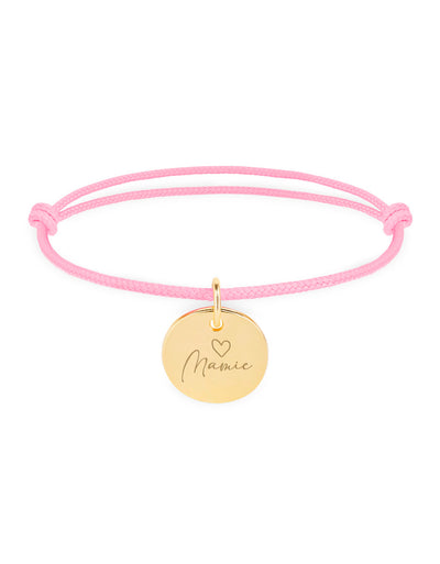 Sur la photo, un bracelet en cordon rose avec une médaille plaquée or de 15mm est visible.