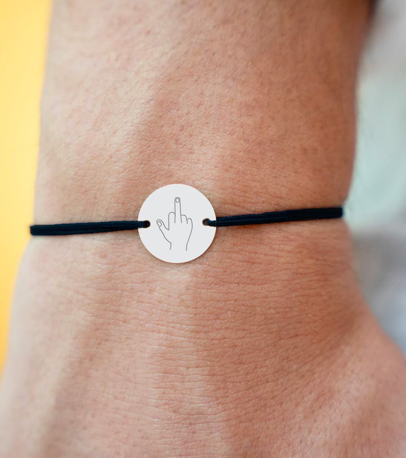 un bracelet en argent de 15mm avec une médaille personnalisée, fixée à un cordon noir équipé de deux trous.
