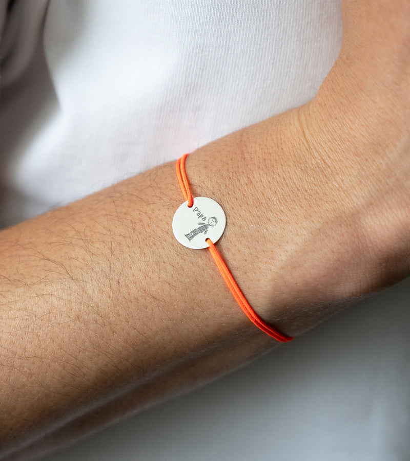 Un bracelet argenté à deux trous avec une médaille personnalisée de 15mm, orné d'un cordon orange fluo.