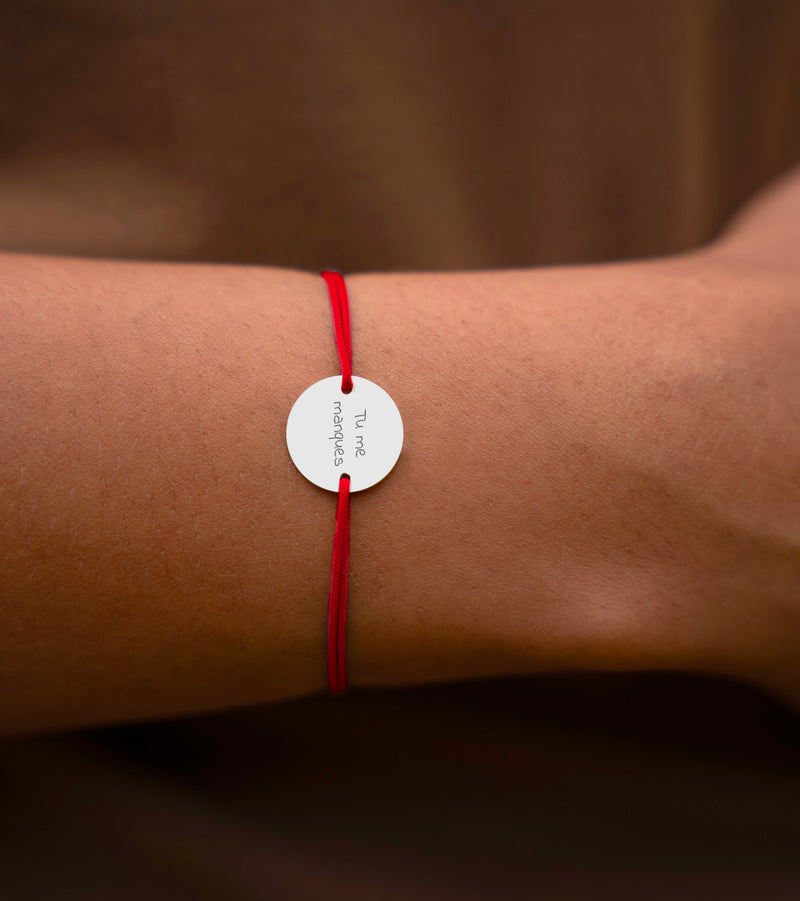 Bracelet tendance avec médaille argentée personnalisée de 15mm, sur cordon rouge