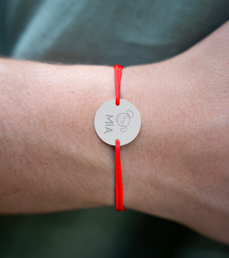 Doté de deux trous argent, ce bracelet médaille personnalisé 20mm est agrémenté d'un cordon orange fluo.