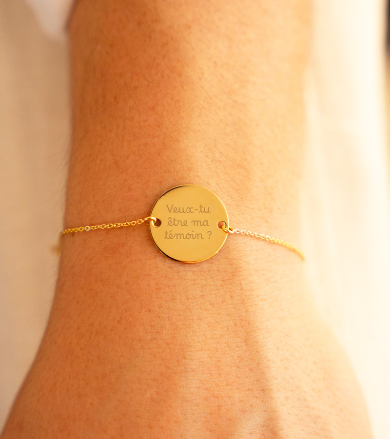 Associez raffinement et personnalisation avec ce bracelet médaille en 20mm, doté de deux trous en plaqué or et d'une chaîne en maille.