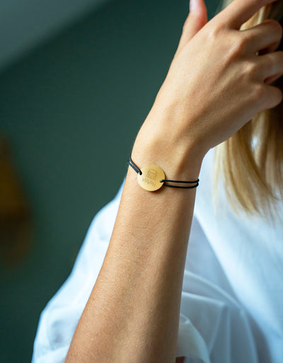 Bracelet médaille en 20mm, personnalisé avec deux trous en plaqué or, accompagné d'un cordon noir.